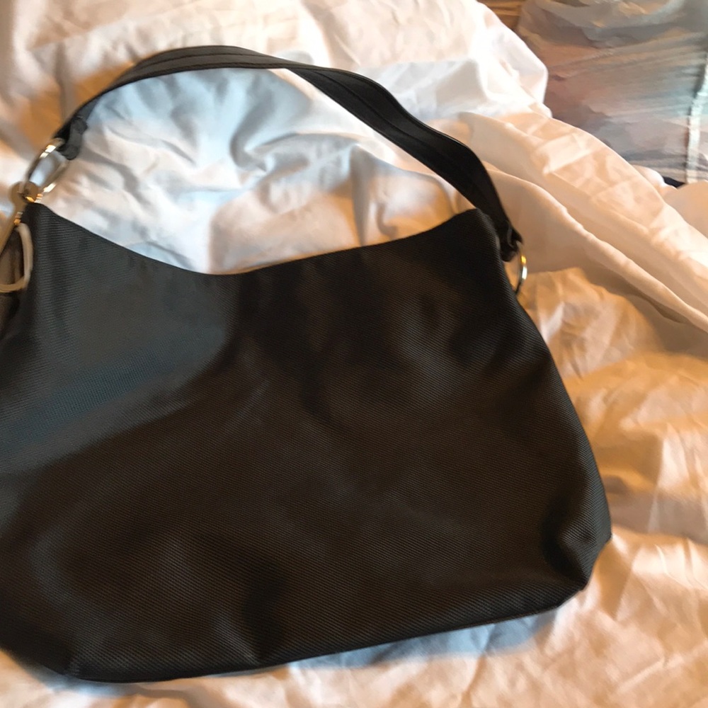 Simple but useful shoulder bag. Canvas material.